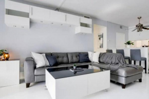 Chic Penthouse: 3BR x Pool x Gym x 2 Parking Spots